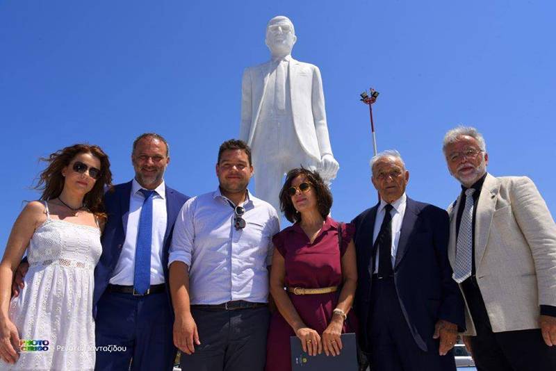 Ο Μεσσήνιος γλύπτης Κ. Δούσης φιλοτέχνησε τον ανδριάντα του Αλέξανδρου Αρ. Ωνάση