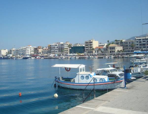 32χρονος έπεσε στο λιμάνι της Καλαμάτας, αλλά διασώθηκε