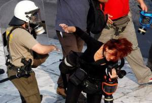 Επίθεση από τα ΜΑΤ καταγγέλλουν Ελληνες φωτογράφοι στους "Ρεπόρτερ Χωρίς Σύνορα"