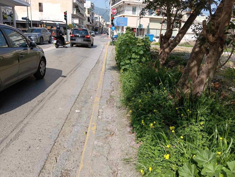 Τριτοκοσμικό πεζοδρόμιο στο κέντρο της Καλαμάτας