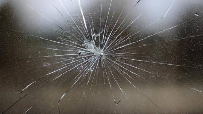 Συνελήφθη για την πέτρα στο τζάμι καφενείου στην Πύλο