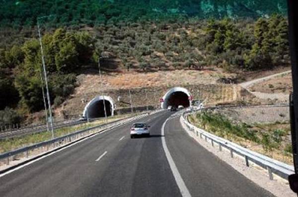 Κλειστό ένα ρεύμα στη σήραγγα Νεοχωρίου