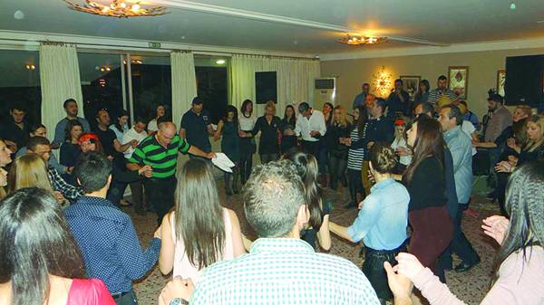 Αδιαχώρητο στο αποκριάτικο πάρτι του Πολιτιστικού Συλλόγου Αγίας Τριάδας “Αργώ”