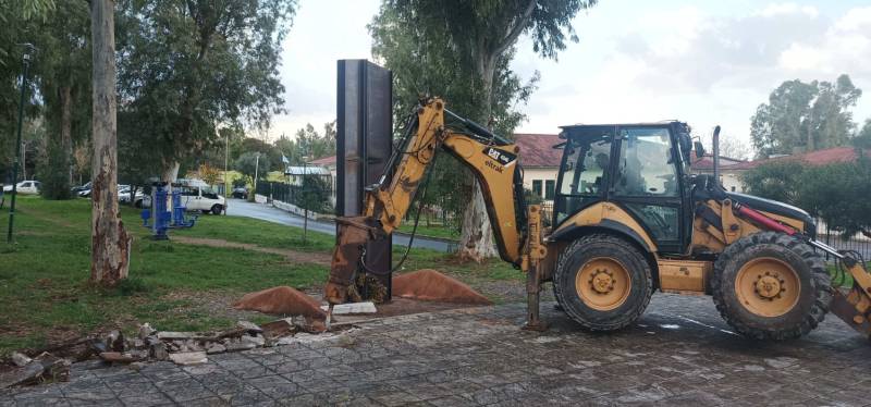 Συντήρηση στην πλατεία Χαραλαμπόπουλου στην Καλαμάτα