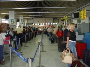 Καλωσόρισμα επισκεπτών στο αεροδρόμιο Καλαμάτας για την Παγκόσμια Ημέρα Τουρισμού