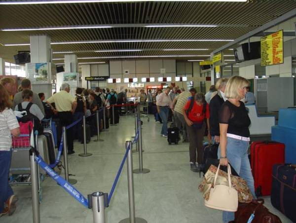 Καλωσόρισμα επισκεπτών στο αεροδρόμιο Καλαμάτας για την Παγκόσμια Ημέρα Τουρισμού