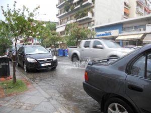 Πλημμύρισαν οι δρόμοι με την πρώτη μπόρα