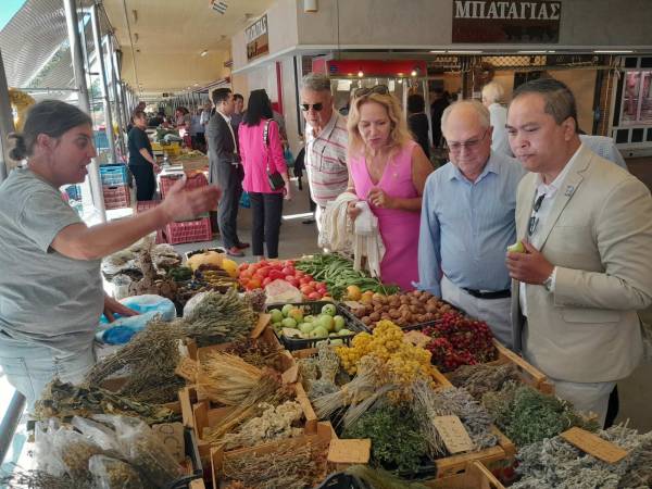 Ενθουσιασμένη από την Κεντρική Αγορά Καλαμάτας η αντιπροσωπεία του Λόουελ (βίντεο-φωτογραφίες)