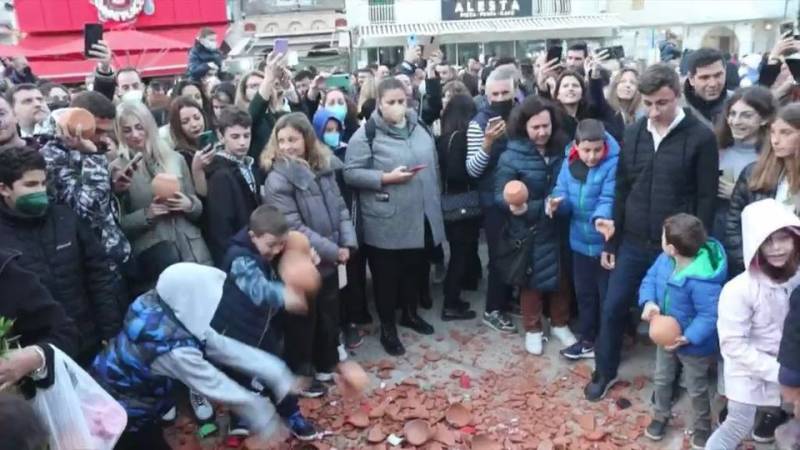 Ζάκυνθος - Πρώτη Ανάσταση με το έθιμο της στάμνας (βίντεο)