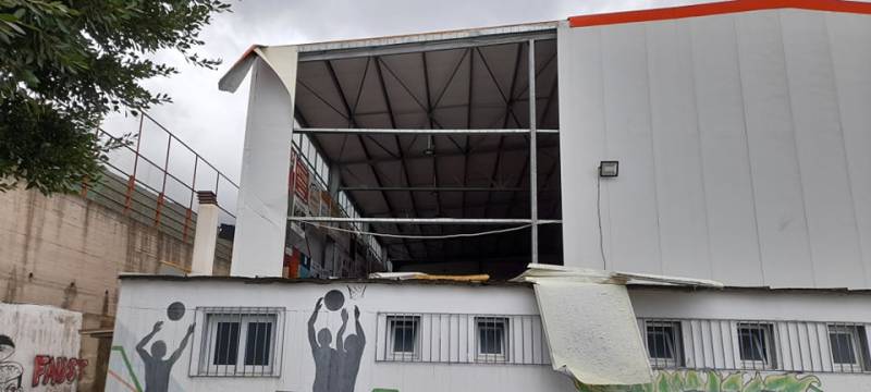 Ο αέρας "ξεγύμνωσε" το Κλειστό Γυμναστήριο Κυπαρισσίας (φωτό)