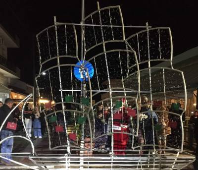 Χριστουγεννιάτικο καράβι φωταγωγήθηκε στη Μαραθούπολη