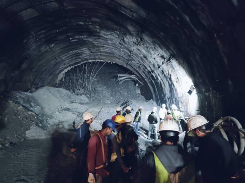 Ινδία: Για 4η ημέρα εγκλωβισμένοι 40 εργάτες στα ερείπια σήραγγας που κατέρρευσε