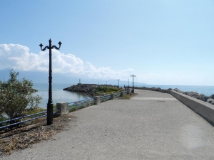 Εγκαταλελειμμένος ο λιμενοβραχίονας στην παραλία της Μπούκας