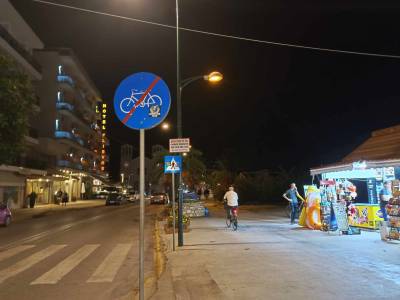 Τι ισχύει στο νότιο πεζοδρόμιο της Ναυαρίνου;