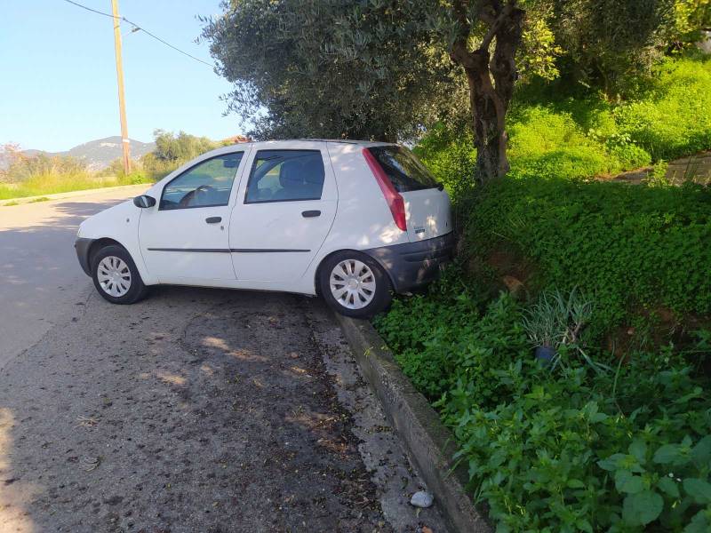 Εγκαταλελειμμένο αυτοκίνητο στα Λιανέικα