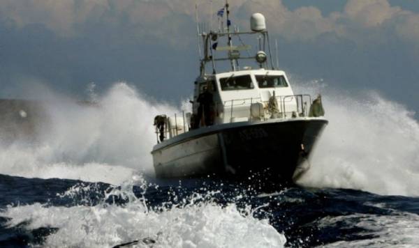 Αγνοείται 53χρονος στα Ισθμια - Σώθηκε κολυμπώντας ως τη στεριά ο 10χρονος γιός του