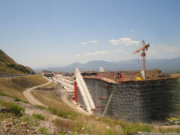 Ενας χρόνος και βάλε… για την γέφυρα της Τσακώνας