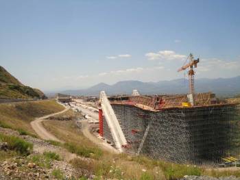 Ενας χρόνος και βάλε… για την γέφυρα της Τσακώνας