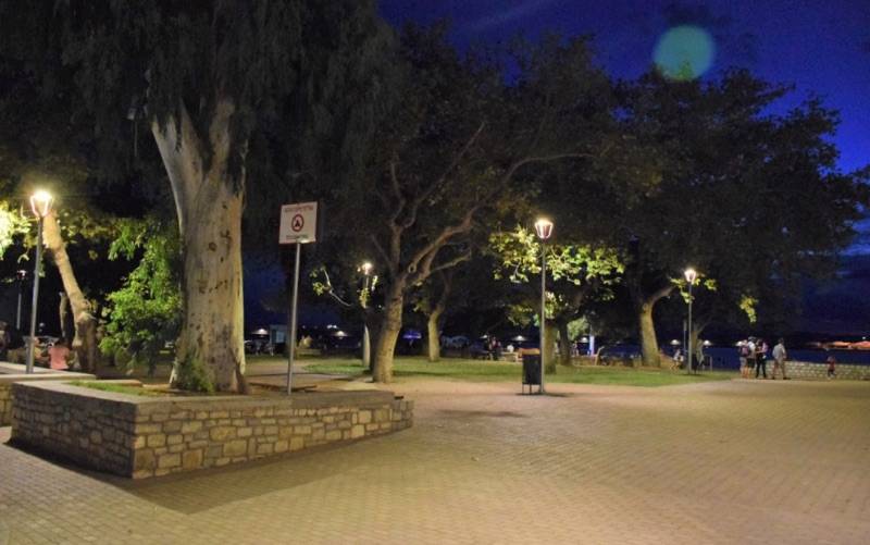 Καλαμάτα: Νέα φωτιστικά σώματα στο παρκάκι του “Πανελληνίου”