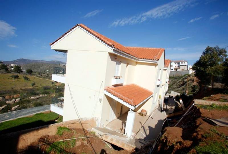 Νέος Βουτζάς: Καθίζηση πάνω από 3 μέτρα «καταπίνει» σπίτια (βίντεο)