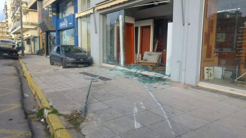 Αυτοκίνητο μπήκε σε τζαμαρία καταστήματος στην Καλαμάτα