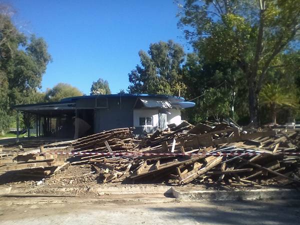 Κατεδάφιση αυθαίρετων επεκτάσεων τουριστικού περιπτέρου στην παραλία Αϊ Λαγούδη