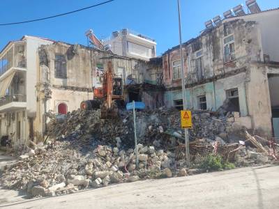 Κατεδαφίζεται επικίνδυνο κτήριο