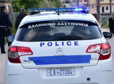 Κόρινθος: Οικογένεια με πέντε παιδιά ζούσε σε λαγούμι - Κυκλοφορούσαν με όπλα και τόξα (Βίντεο)