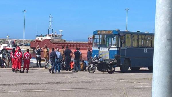 Στο Δημοτικό Στάδιο Καλαμάτας οι 42 μετανάστες (βίντεο-φωτογραφίες)