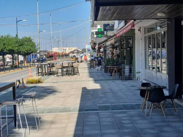 Καλαμάτα: Εξηγήσεις για τα τραπεζοκαθίσματα στη Ναυαρίνου