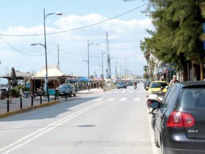 Προς μονοδρόμηση της Ναυαρίνου μέσω… διάνοιξης καθέτων δρόμων!