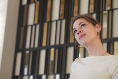 Η Νατάσα-Φαίη Κοσμίδου στην &quot;Ε&quot; για την ταινία «10 λεπτά»: “Ενα άνοιγμα στο μικρό παράθυρο του μυαλού μας, για να μπει λίγο φως”