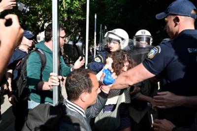 Ενταση και προσαγωγές σε διαμαρτυρία για την επέκταση του εργοταξίου στα Εξάρχεια