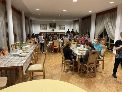 Ανθρωπιστική βοήθεια στους Ουκρανούς δημοσιογράφους - Η αποστολή της ΕΣΗΕΑ με ορφανά παιδιά από τη Μαριούπολη στη Βαρσοβία