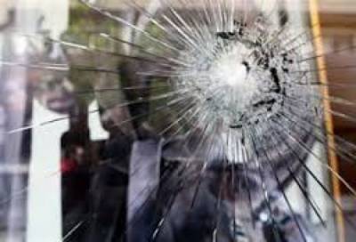 Τσιγγάνα έσπασε βιτρίνα μίνι - μάρκετ για να κλέψει στη Σπερχόγεια