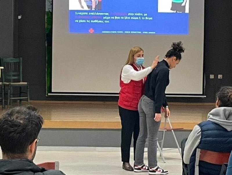 10ο Πειραματικό Δημοτικό Καλαμάτας: Πρώτες βοήθειες και έκθεση μεταχειρισμένων ρούχων