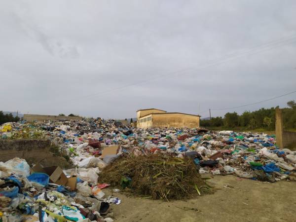 Απέραντη χωματερή!