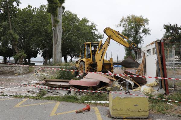 Βολές Νίκα στο κράτος για τα αυθαίρετα: Κατεδάφιση λυόμενου δίπλα στο “Πανελλήνιο” (βίντεο)