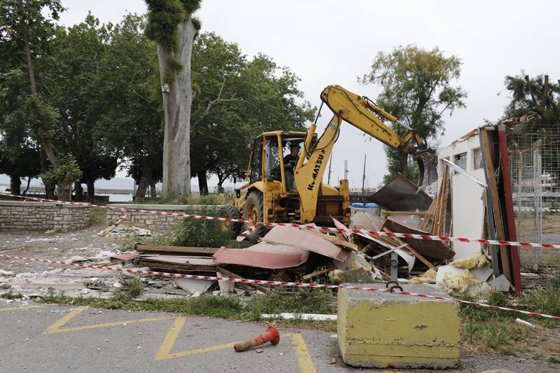 Βολές Νίκα στο κράτος για τα αυθαίρετα: Κατεδάφιση λυόμενου δίπλα στο “Πανελλήνιο” (βίντεο)