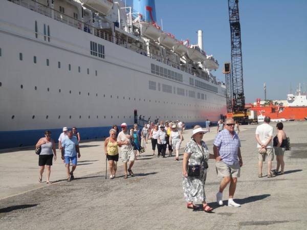 &quot;Επιασε&quot; Καλαμάτα το πρώτο κρουαζιερόπλοιο για το 2013 (βίντεο και φωτογραφίες)