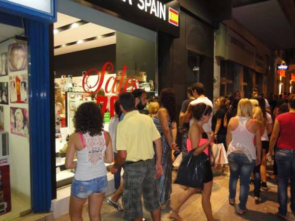 Εμποροι της Καλαμάτας μιλούν στην "Ε": Μεγάλες προσδοκίες για τη Λευκή Νύχτα (φωτογραφίες)