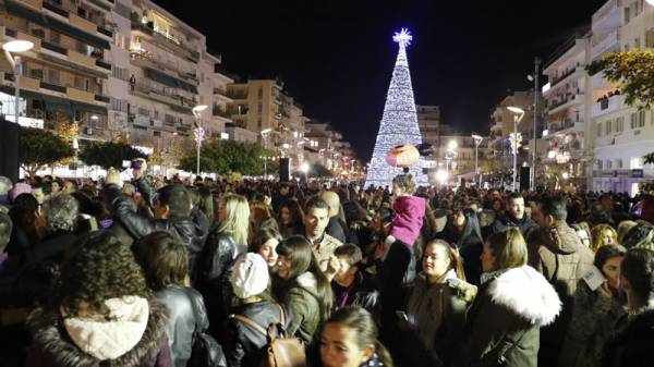 Φωταγωγήθηκε το χριστουγεννιάτικο δέντρο στην Καλαμάτα (βίντεο-φωτογραφίες)