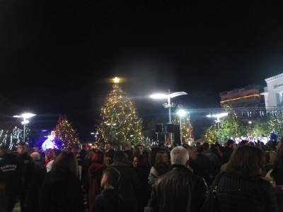 Και η Μεσσήνη άναψε το χριστουγεννιάτικο δέντρο της