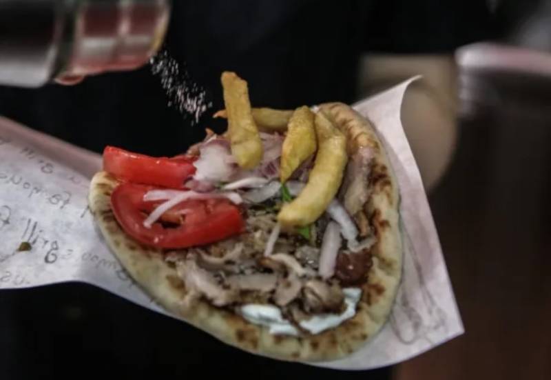 Μύκονος: Αγγελία για τυλιχτή σε σουβλατζίδικο με μισθό 3.600 ευρώ