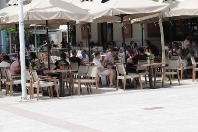 Νέα μείωση εσόδων και το δεύτερο τρίμηνο του 2025 στην εστίαση: Καμπανάκι για τουρισμό και τοπική οικονομία