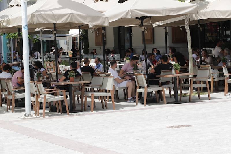 Νέα μείωση εσόδων και το δεύτερο τρίμηνο του 2025 στην εστίαση: Καμπανάκι για τουρισμό και τοπική οικονομία