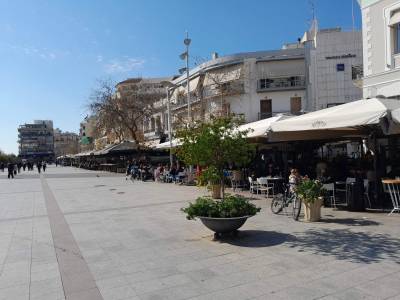 Καλαμάτα: Μόνιμη επέκταση των τραπεζοκαθισμάτων στην κεντρική πλατεία