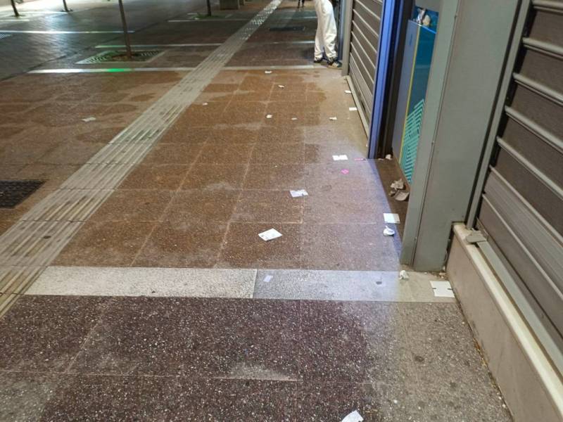Ο πεζόδρομος θυμίζει συχνά σκουπιδότοπο