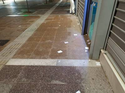 Ο πεζόδρομος θυμίζει συχνά σκουπιδότοπο