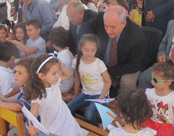 Σε εγκαίνια σχολείου στην Κόρινθο ο Τέρενς Κουίκ